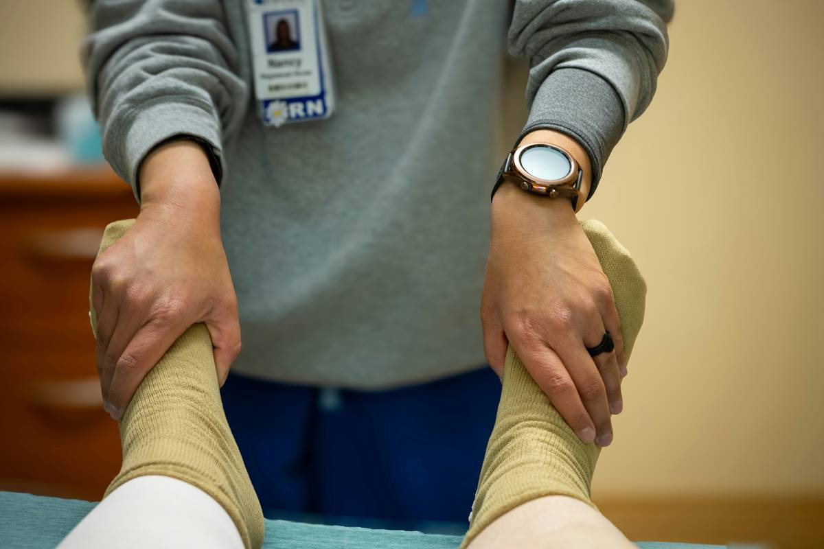 A therapist using pain assessment tools for adults with a patient during a mobility session